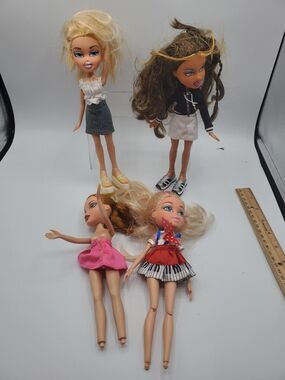 LOT OF Bratz Dolls MGA Cloe, Yasmin, Jade, Sasha, and Raya.